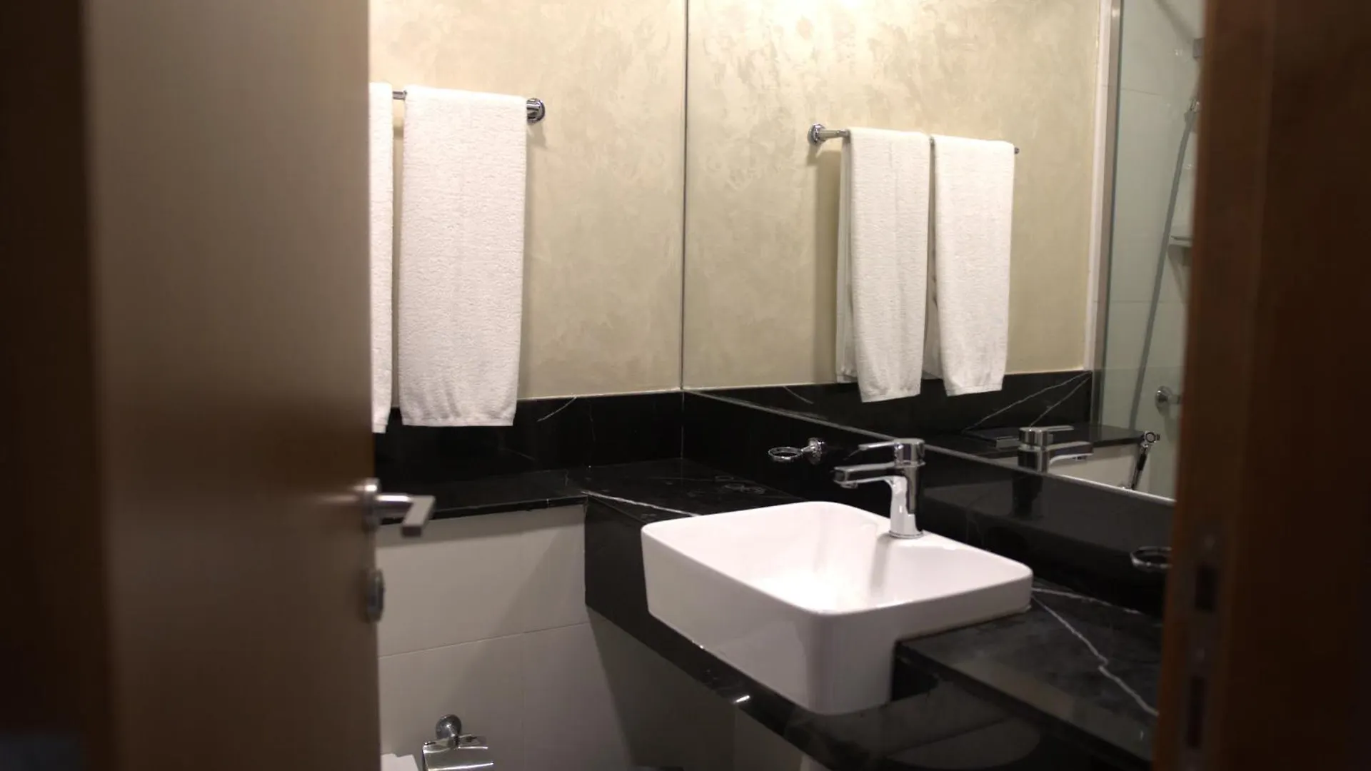 Apartment Iconic Studio Canal & Burj View Central, Scenic Serene Dubai