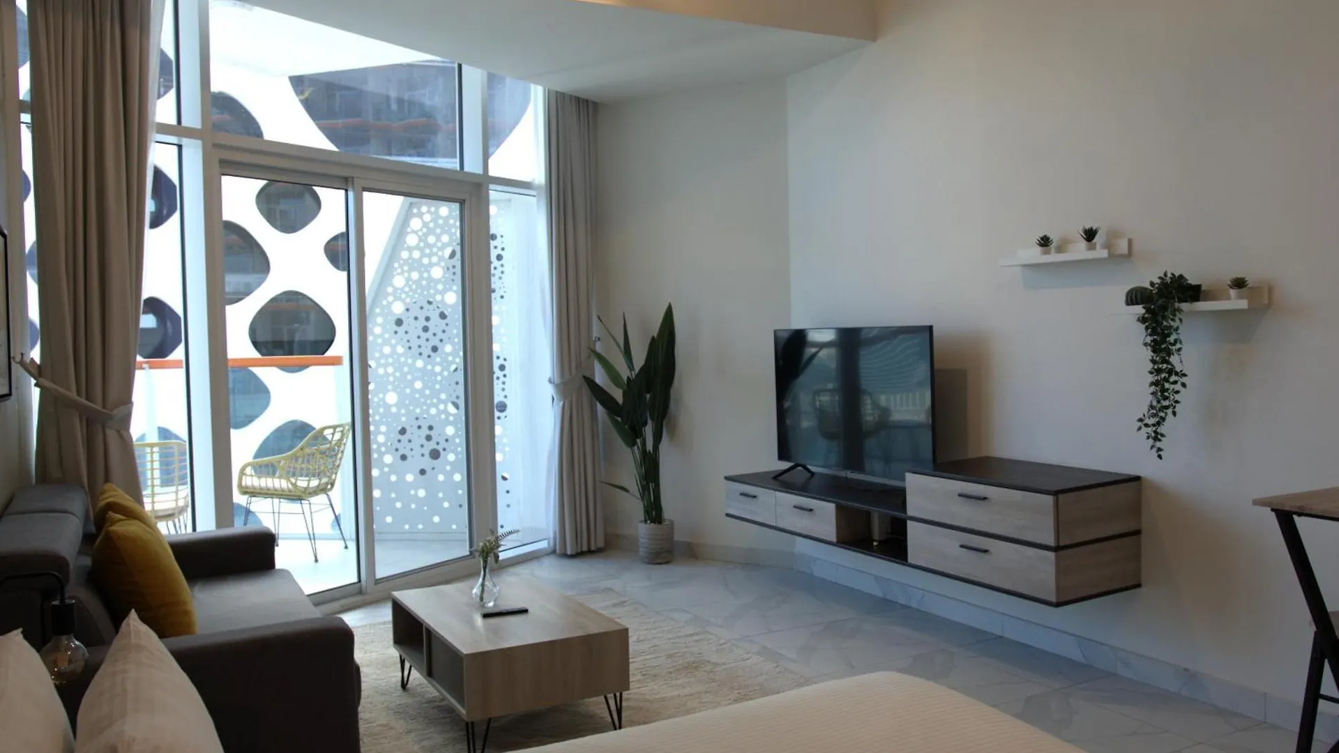 Apartment Iconic Studio Canal & Burj View Central, Scenic Serene Dubai