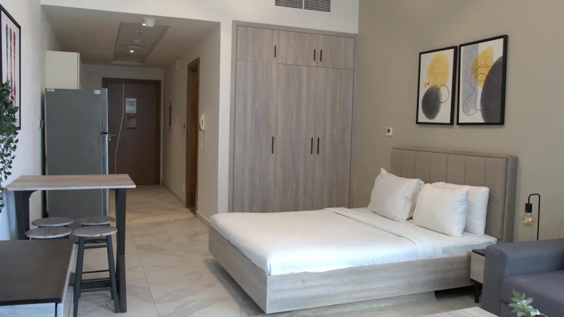 Iconic Studio Canal & Burj View Central, Scenic Serene Dubai United Arab Emirates