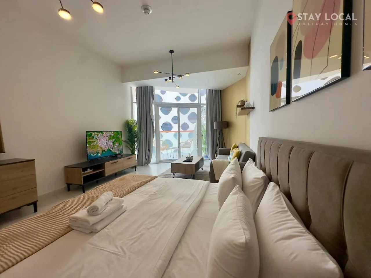 Apartment Iconic Studio Canal & Burj View Central, Scenic Serene Dubai