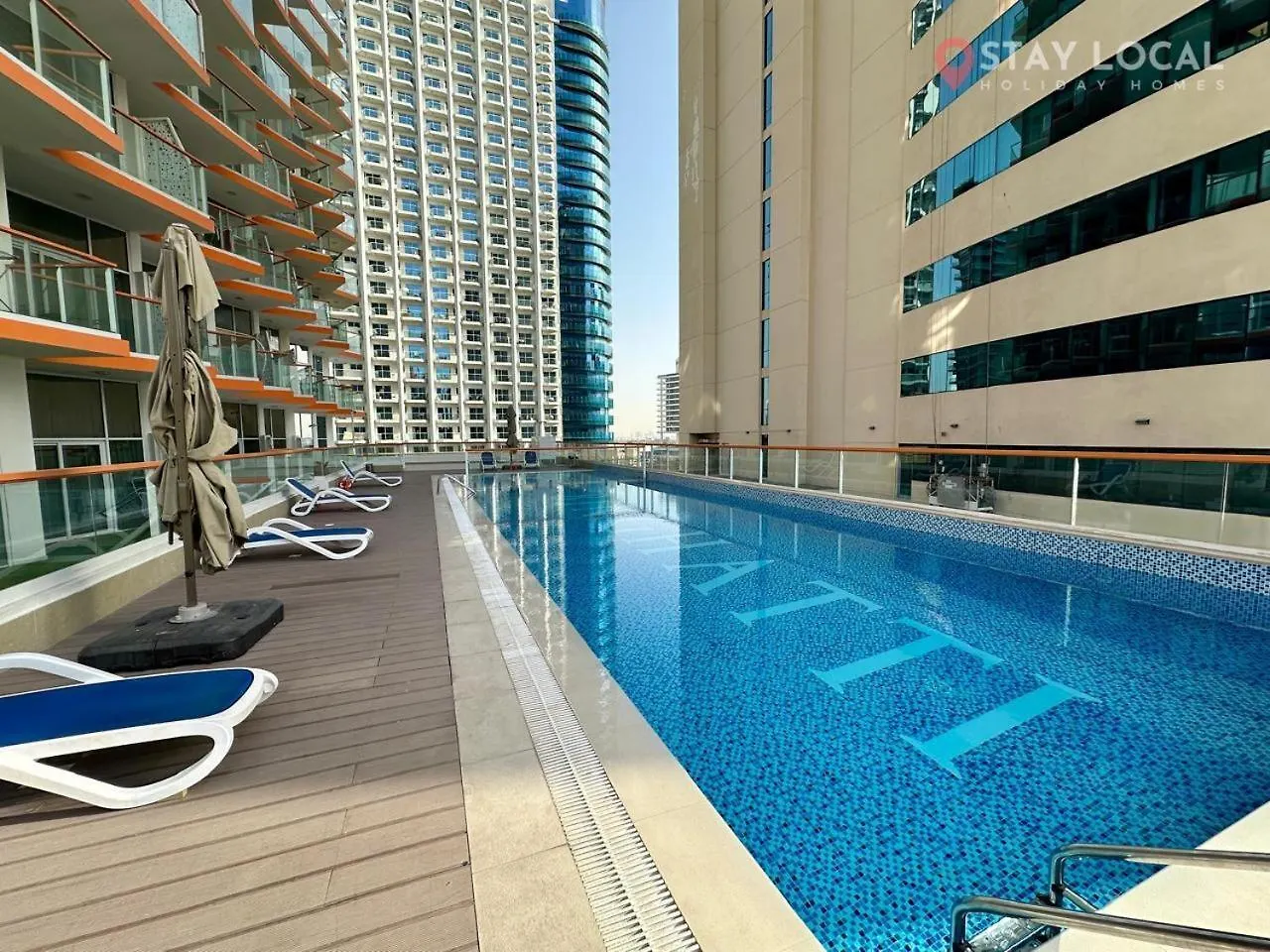 Iconic Studio Canal & Burj View Central, Scenic Serene Dubai Apartment