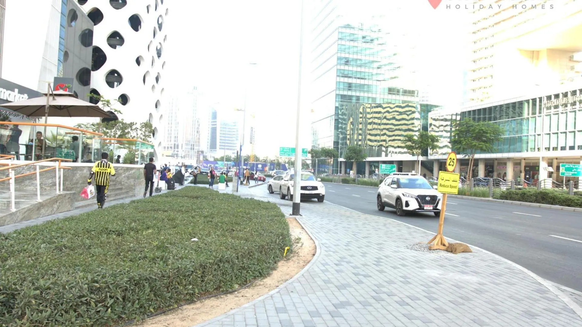 Iconic Studio Canal & Burj View Central, Scenic Serene Dubai Apartment