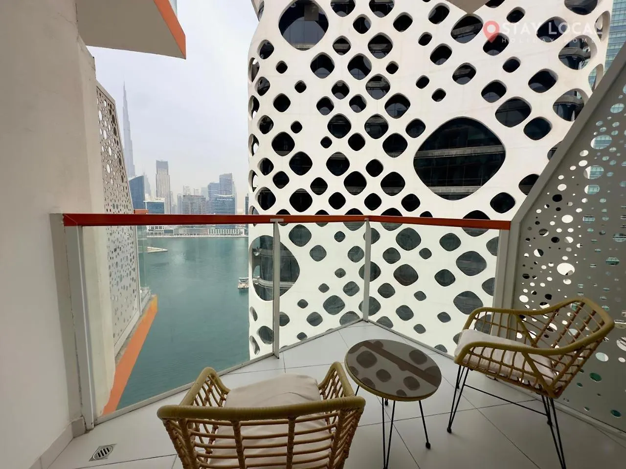 Iconic Studio Canal & Burj View Central, Scenic Serene Dubai Apartment